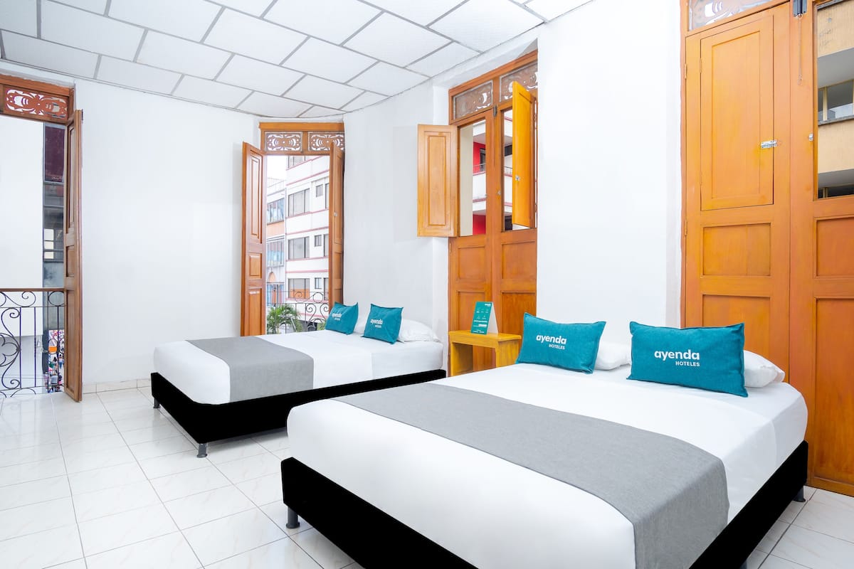 Hypo-allergenic bedding, desk, free WiFi, bed sheets