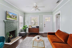 Smart TV, Netflix, Hulu, streaming services