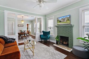 Smart TV, Netflix, Hulu, streaming services