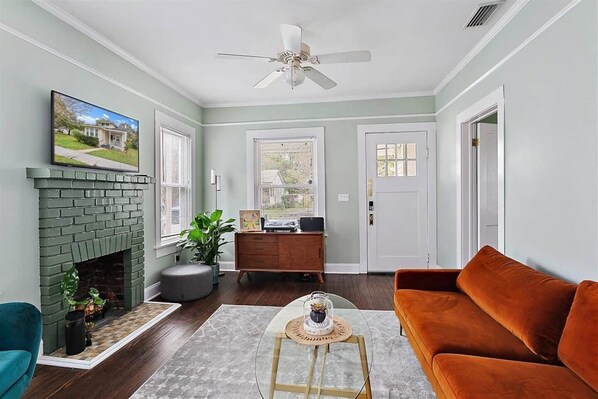 Smart TV, Netflix, Hulu, streaming services - Northeast Florida Retreat (Jacksonville)