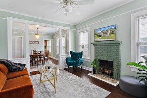 Smart TV, Netflix, Hulu, streaming services - Northeast Florida Retreat (Jacksonville)