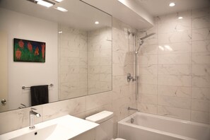 Duschwanne, Haartrockner, Seife, Toilettenpapier