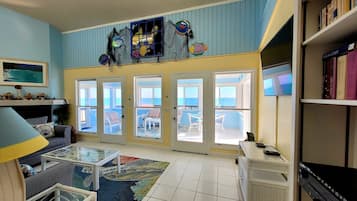 Smart-tv, bordfodbold, bordtennisbord, bøger