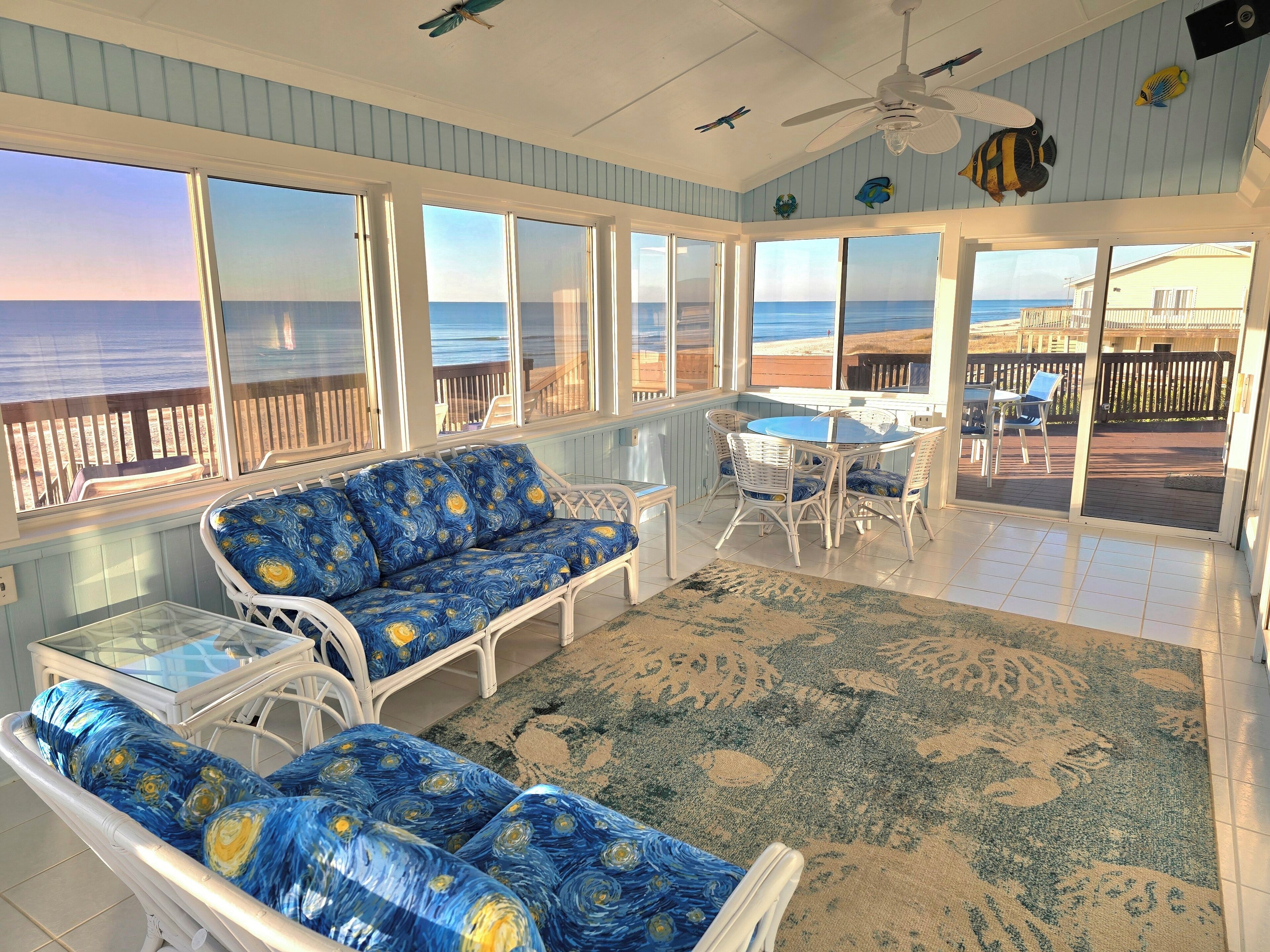 スマートテレビ、テーブルサッカー台、卓球台、書庫