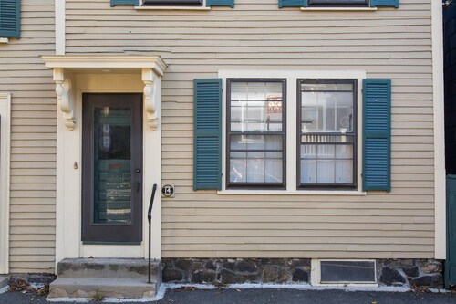 The Yachtsman Suite – Classic Coastal Style in the Heart of Old Town Marblehead