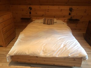 3 dormitoris, un bressol de viatge, wifi gratuïta i roba de llit 