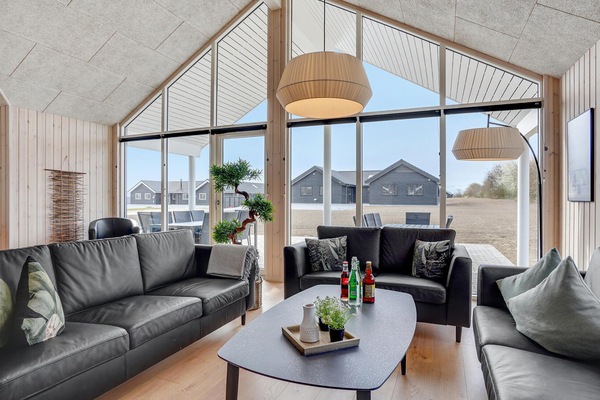 Televisie, een open haard, tafelvoetbal en een tafeltennistafel