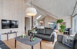 TV, fireplace, foosball, table tennis - Nice home in Sydals with kitchen (Sydals)