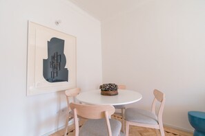 Dining - Cidade D' Água- Queen Size Bed & Pateo Priv. (Almada)