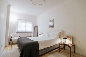 2 bedrooms, iron/ironing board, WiFi, bed sheets - Cidade D' Água- Queen Size Bed & Pateo Priv. (Almada)