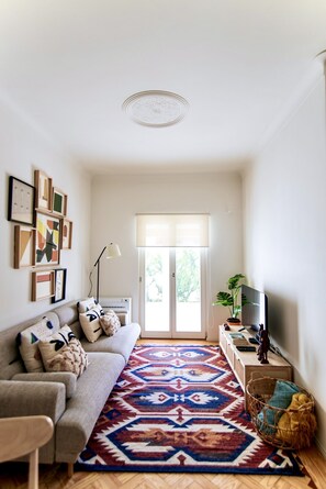 Smart TV, books - Cidade D' Água- Queen Size Bed & Pateo Priv. (Almada)