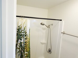 Douche, séchoir à cheveux, bidet, serviettes fournies
