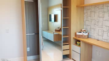 5 Schlafzimmer, Schreibtisch, Bügeleisen/Bügelbrett, kostenloses WLAN