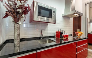 Réfrigérateur, micro-ondes, plaque de cuisson, lave-vaisselle