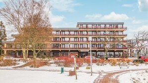 Un hôtel à plusieurs étages qui comprend un bar sportif au rez-de-chaussée.