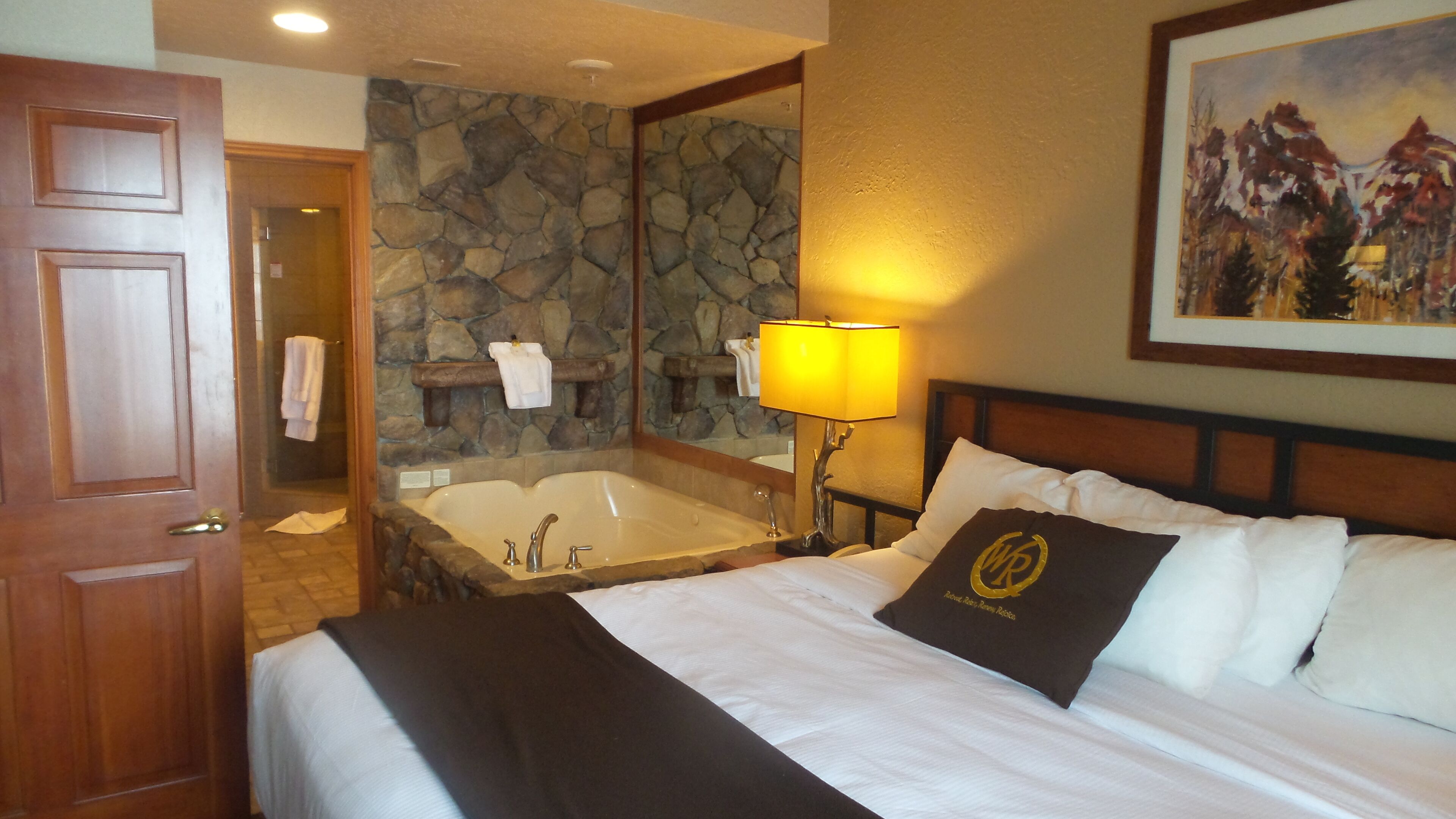 5 chambres, bureau, fer et planche à repasser, lit parapluie