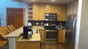 Full-size fridge, microwave, oven, stovetop