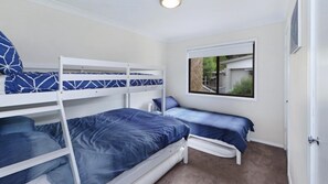 3 bedrooms, iron/ironing board, Internet, bed sheets - Avoca Ridge 1 - Short Stroll to the Beach (Avoca Beach)