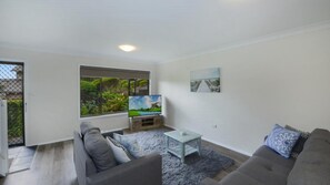 TV - Avoca Ridge 1 - Short Stroll to the Beach (Avoca Beach)