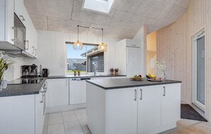 Réfrigérateur, four, lave-vaisselle, cafetière/bouilloire