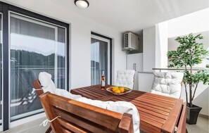 Outdoor dining - Awesome apartment in Premantura (Premantura)