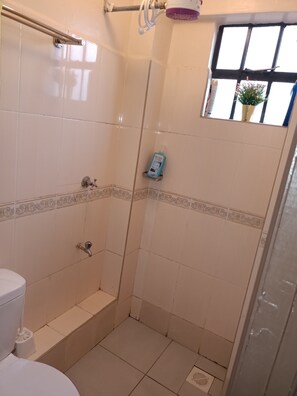 Een douche, een haardroger, handdoeken, zeep