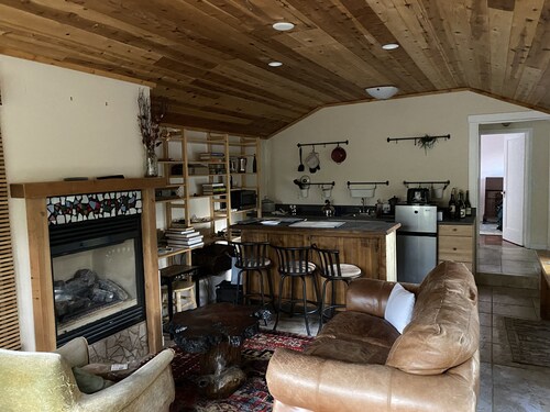 Cozy cottage in woodsy haven - 2 miles from downtown Calistoga