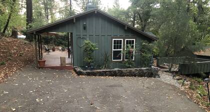 Cozy cottage in woodsy haven - 2 miles from downtown Calistoga
