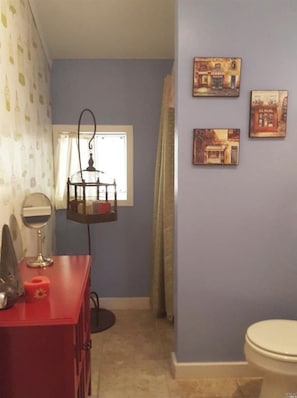 A bathroom with a red vanity, a hanging light fixture, and three framed pictures on the wall. - Cozy cottage in woodsy haven - 2 miles from downtown Calistoga (Callistoga)