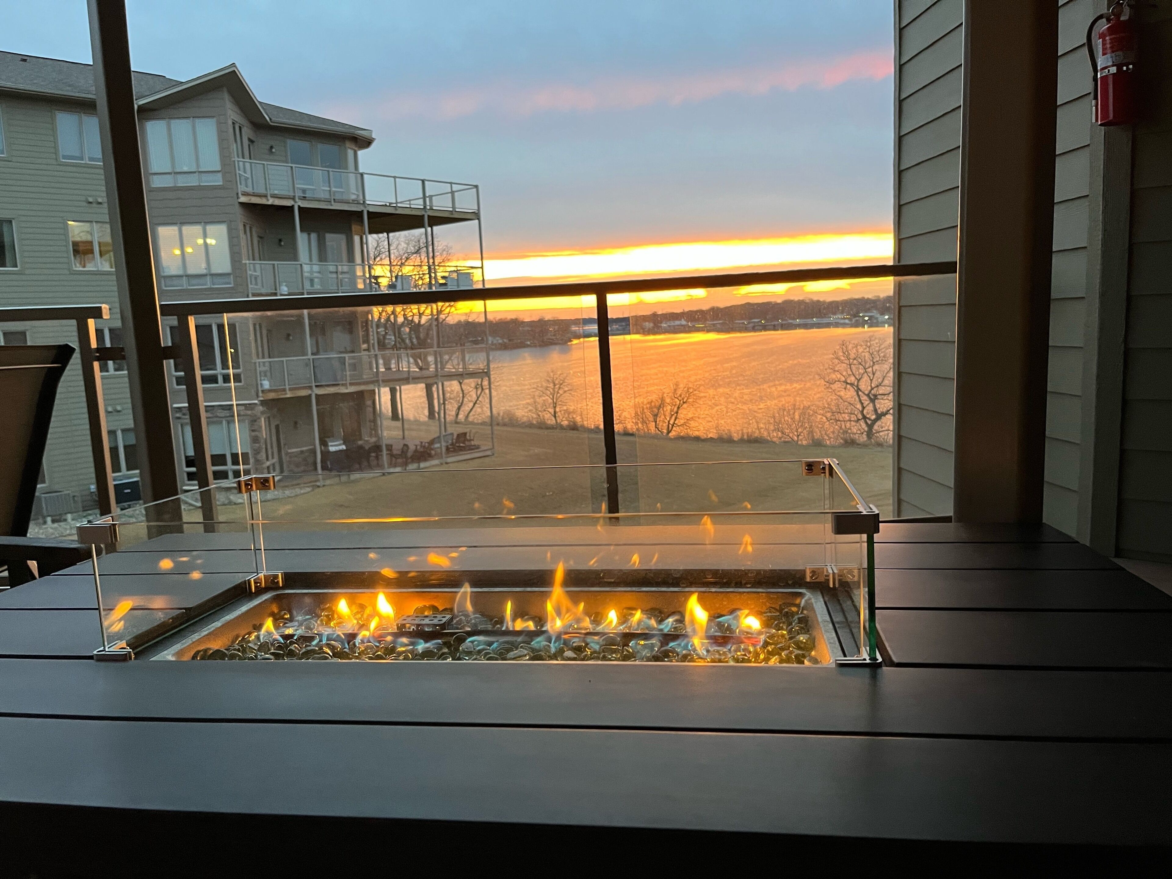 Lakeside Luxury Sunsets Await!  Modern Bridges Bay Condo with 6 waterpark passes