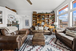 Smart TV, caminetto, libri