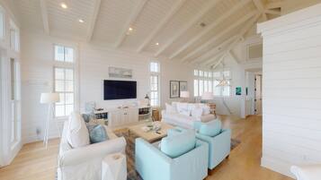 House, 3 Bedrooms | Living room | TV