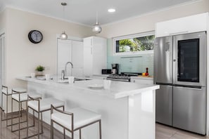 Refrigerador, microondas, horno y parrilla de estufa