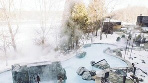 A hot spring area with a pool, rocks, and a waterfall. - Spring Nature Retreat w/Hot Tub Near Owl’s Head (Mansonville)