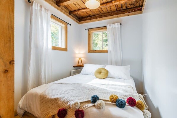 2 bedrooms, desk, WiFi, bed sheets