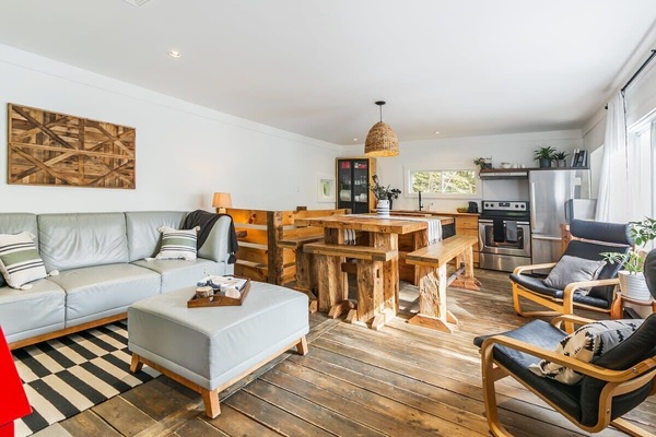 Discover a bright, open space to connect and fuel your lake-to-mountain days.