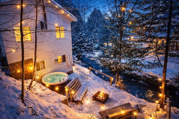 Outdoor spa tub