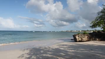 Plage à proximité, chaises longues, serviettes de plage