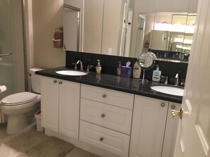 Combined shower/tub, towels, shampoo, toilet paper - PALM SPRINGS CENTRAL - Stylish 2 Bed 2 Bath Condo in the heart of Palm Springs (Palm Springs)