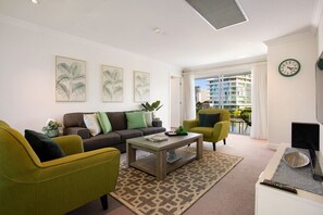 Smart TV - Hamptons Hideaway - Elite Holiday Homes (Gold Coast)