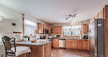 New Hot tub and Sauna in Downtown Bethel Spacious House