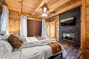 2 slaapkamers, een bureau, een strijkplank/strijkijzer, reisbedje