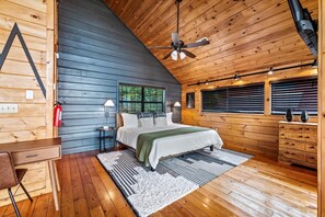 2 habitaciones, escritorio y tabla de planchar con plancha 