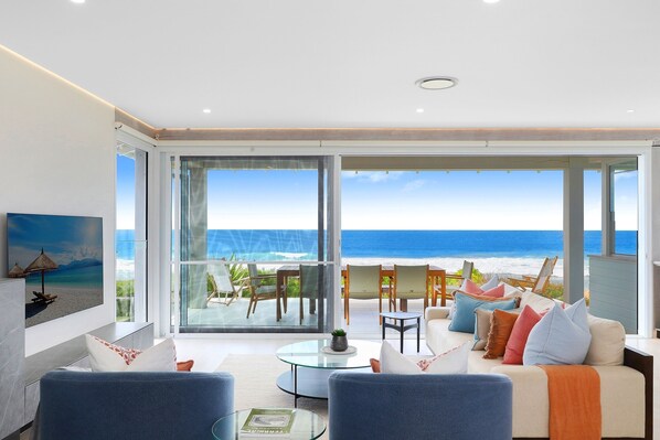 Een smart-tv en een open haard