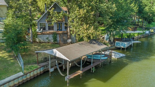 Peaceful lakefront retreat on Cedar Creek Lake! 