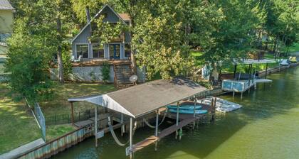 Peaceful lakefront retreat on Cedar Creek Lake!