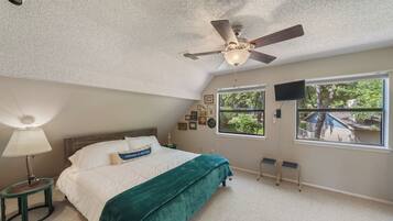 3 bedrooms, desk, travel crib, free WiFi