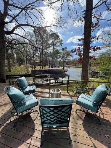 Cedar Creek Chalet - Lake Views - 3BR/3BA - Sleeps 8