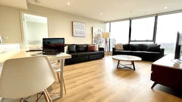 Căn hộ có tầm nhìn toàn cảnh, 2 phòng ngủ | Khu phòng khách | Smart TV 42-inch có truyền hình kỹ thuật số, TV, Netflix