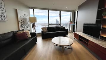 Căn hộ có tầm nhìn toàn cảnh, 2 phòng ngủ | Phòng khách | Smart TV 42-inch có truyền hình kỹ thuật số, TV, Netflix
